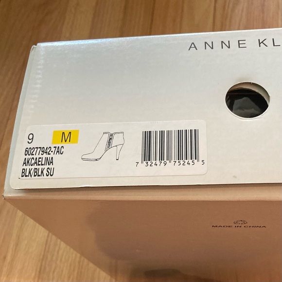 EUC Anne Klein black suede ankle boots size 9. Side zipper. - Picture 14 of 15